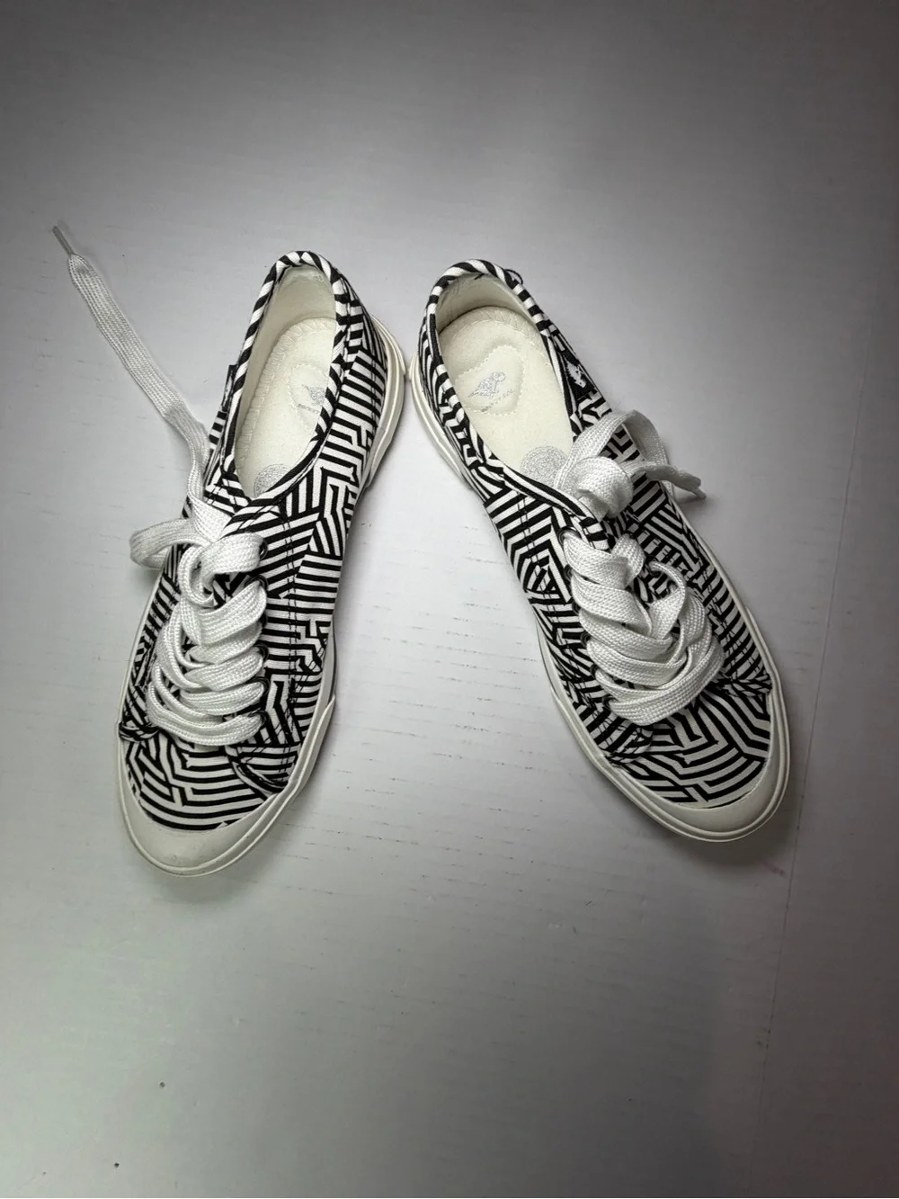 Rocket Dog Womens Black & White Geometric Low-Top Sneakers excellent condition